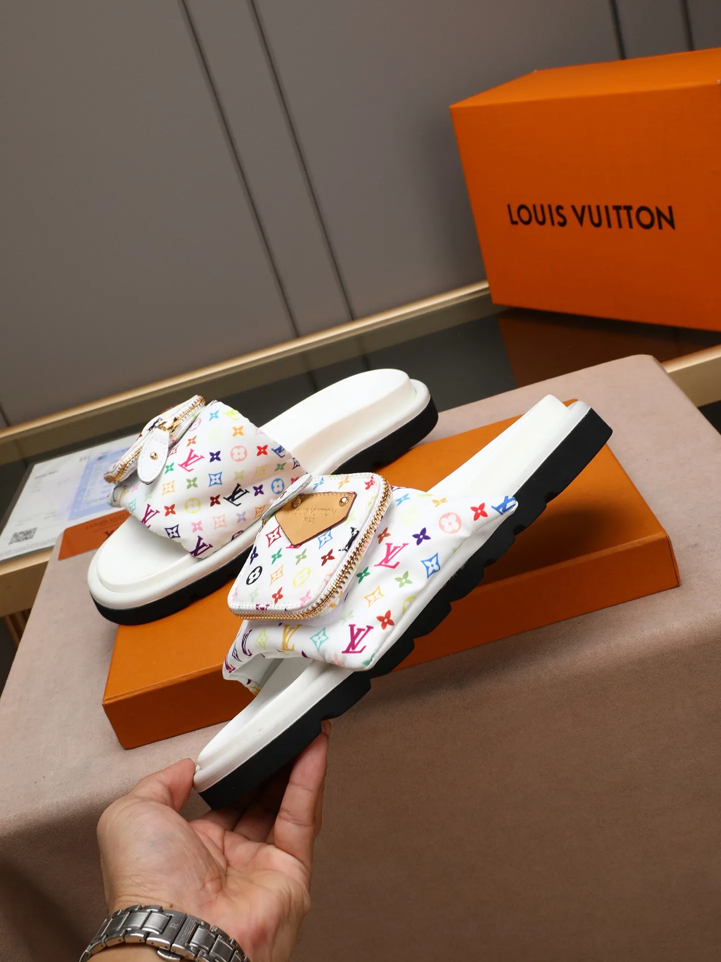 PP400 couple model with drawer box [LOUIS VUITTON] Louis Vuitton, the latest LV official website printed wallet and men's and women's slippers🔥🔥🔥 are now on the market. The drawer box is packed with cloth bags and cards. The upper pattern looks very soft and waxy, and it is a super versatile leg slimming tool. Fabric: Imported denim/down silk cotton embossed, official website pattern printing, lining: water-dyed sheepskin down filling, comfortable to wear, feet: high elastic PU water table. Sole: foam sole, heel height: about 5cm. Size 35-46, 35, 45 and 46 are custom-made and cannot be returned or exchanged. Color: multiple colors available.